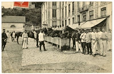 Le Quartier de Cavalerie,  chevaux à l'abreuvoir,  Quartier Rapp à Chartres. Carte postale Médiathèque de Chartres, L'Apostrophe.