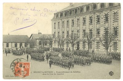 Carte postale représentant le rassemblement du bataillon dans la cour du Quartier, Nogent-le-Rotrou. Collection du Château Saint-Jean de Nogent-le-Rotrou, 1996 - 6 - 51.
