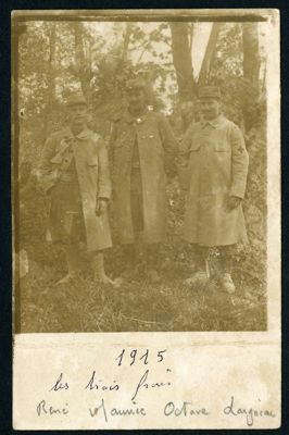 Carte postale-photographie représentant au recto les 3 frères Laigneau en 1915 et au verso correspondance entre Maurice Laigneau et ses parents en date du [10] juin 1915. Archives départementales d'Eure-et-Loir, 5 NUM 36-42, Fonds Binet.