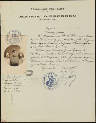 Laissez-passer émanant de la mairie d'Epernon pour Mme Dufresne née Renard et ses deux filles, août 1916. Arch. Dép. d'Eure-et-Loir, 4 M P 574.