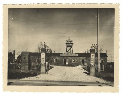 La photographie représente l'entrée du camp, et plus précisément le bâtiment de l'administration.